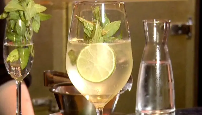 Erfrischender Hugo Spritz mit Limette und Minze, bereit zum Genießen.
