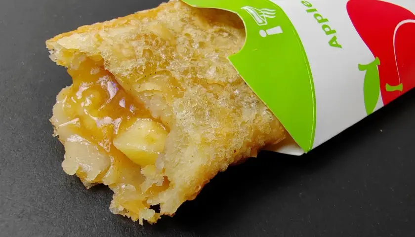 Chrupiące ciastko z jabłkami w zielono-białym opakowaniu z napisem "Apple pie".