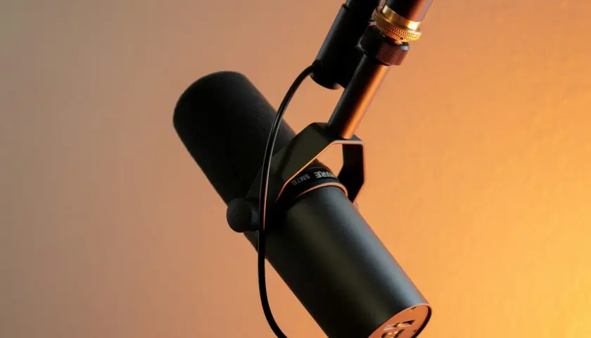 Profesjonalny mikrofon studyjny, idealny do nagrywania podcastów. Dowiedz się, podcasty co to i jak zacząć swoją przygodę z tworzeniem treści.