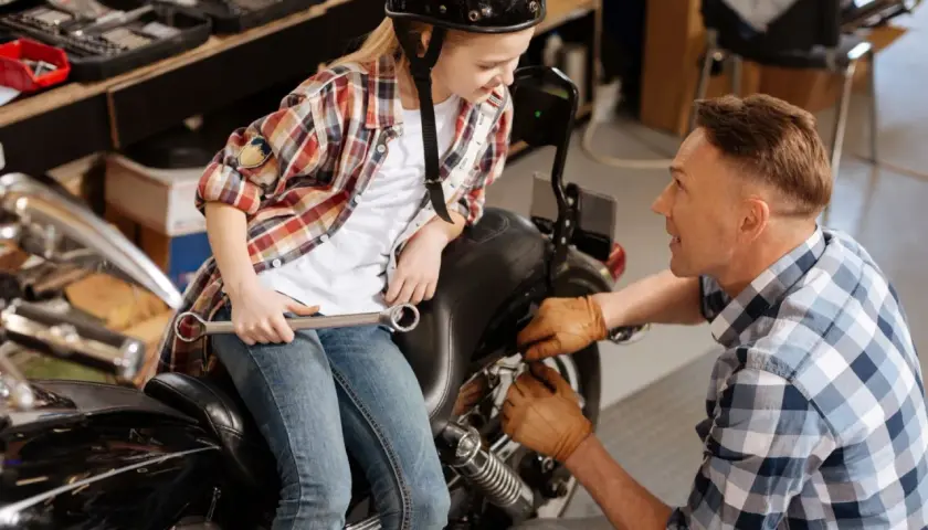 Przewożenie dzieci na motocyklu: Czy robisz to odpowiedzialnie?