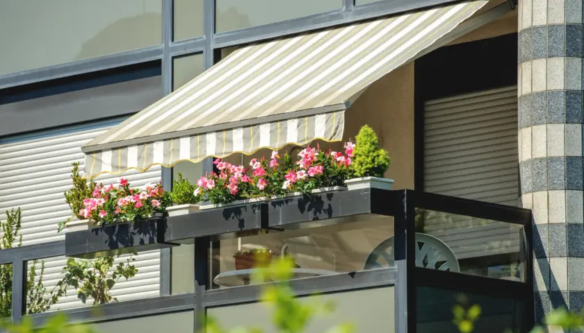 Czym zasłonić balustradę na balkonie, aby zyskać prywatność i styl?