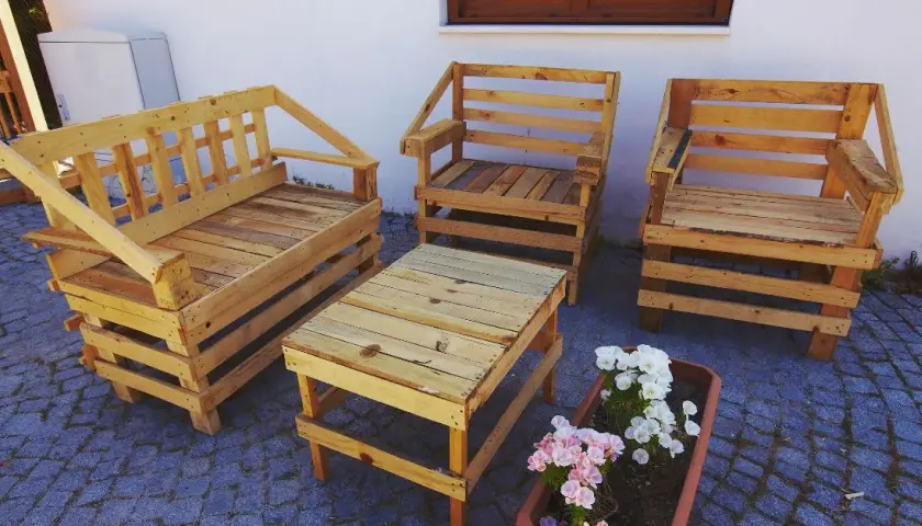 Meble ogrodowe DIY: Jak zrobić tanio i efektownie? Przewodnik