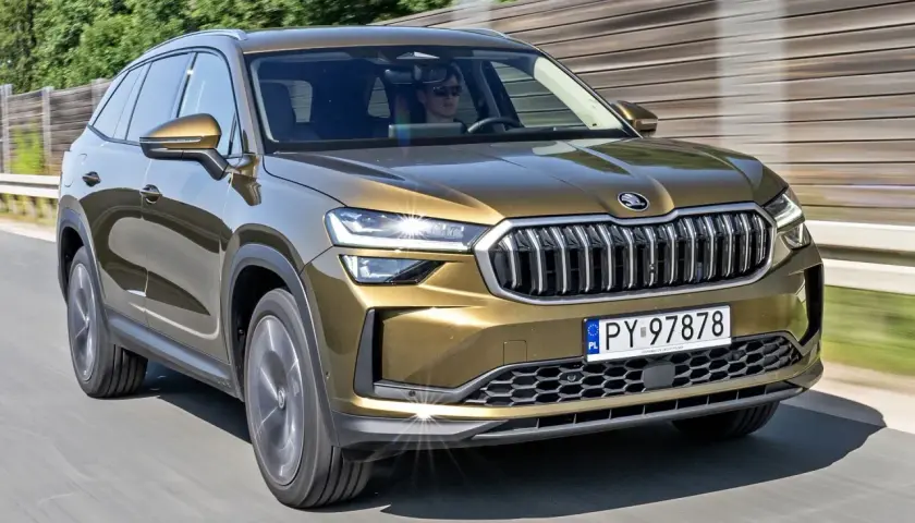 Złoty Skoda Kodiaq na drodze. Sprawdź atrakcyjną skoda kodiaq cena i wybierz swój wymarzony SUV.