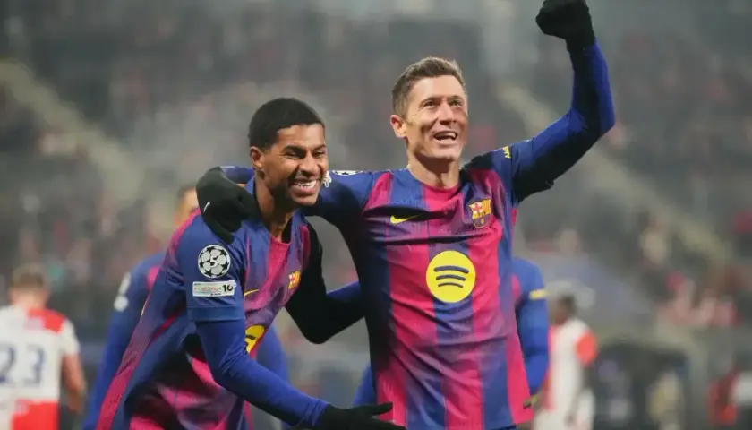Radość po golach! Lewandowski i jego kolega z drużyny świętują zwycięstwo.