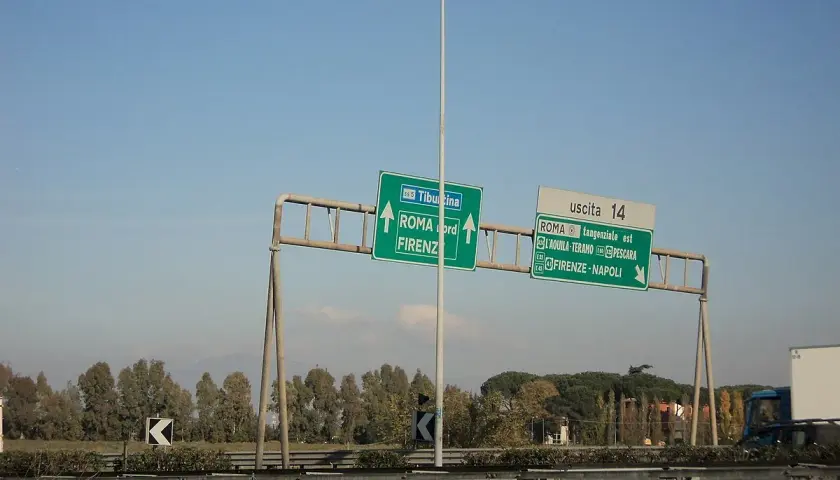 Segnaletica stradale per il parcheggio metro Roma, indica le direzioni per Firenze, L'Aquila, Teramo, Pescara, e tangenziale est.