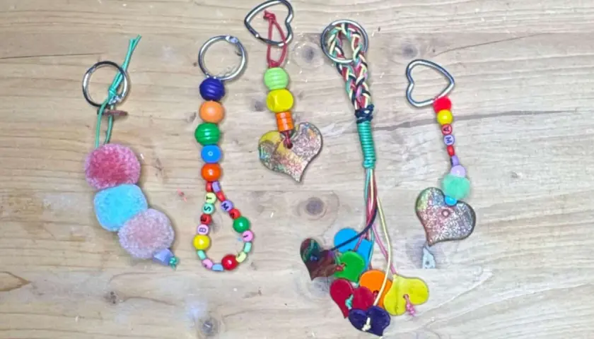 Bunte Schlüsselanhänger mit Herzen und Perlen, ideal zum Muttertagsgeschenk basteln.