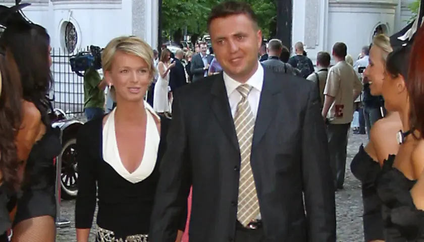 Magda Mołek i Daniel Lewczuk na czerwonym dywanie, otoczeni przez modelki.