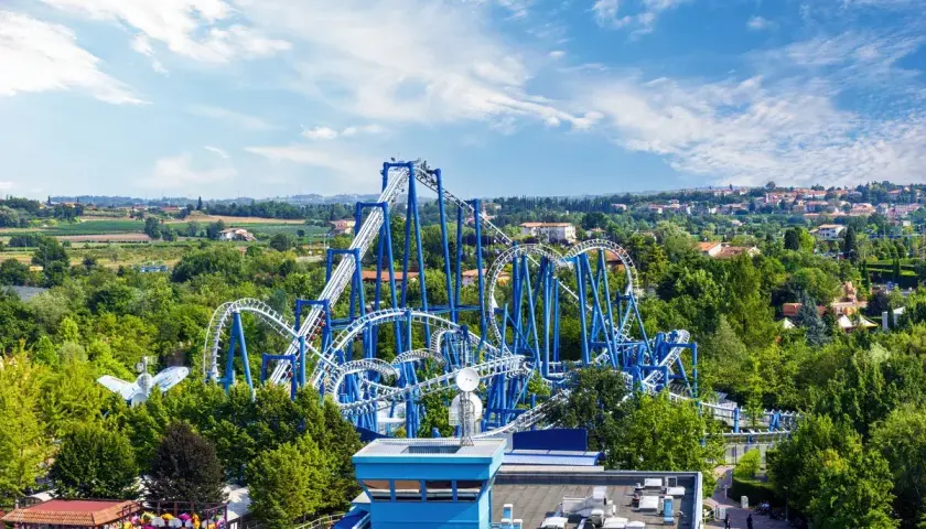 Najlepsze atrakcje w Gardaland – co warto zobaczyć i przeżyć