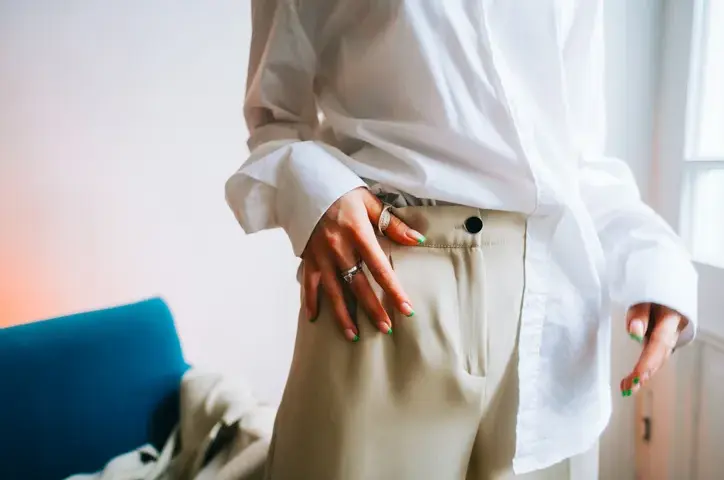 Jak wkładać koszulę w spodnie? Perfekcyjny look bez błędów