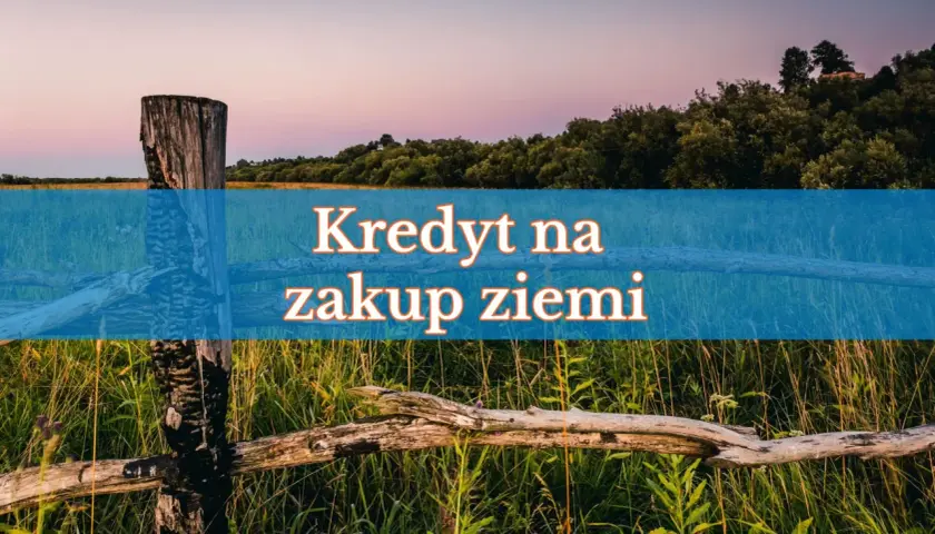 Kredyt na zakup ziemi. Stary drewniany płot na tle zachodzącego słońca i zielonych pól.