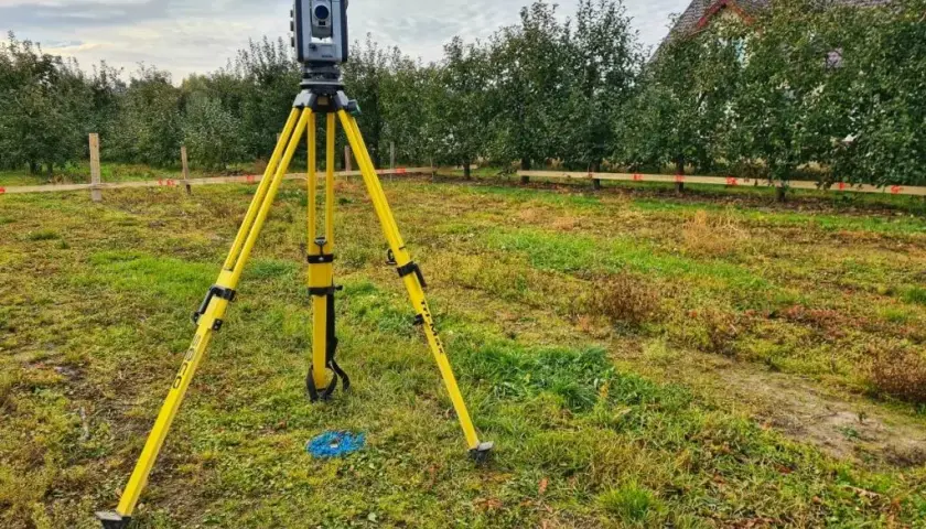 Koszt wytyczenia budynku na działce: Ile zapłacisz i dlaczego?
