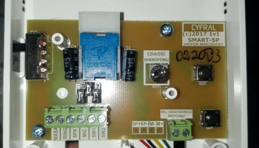 Jak podłączyć domofon Cyfral Smart 5P: Instrukcja krok po kroku