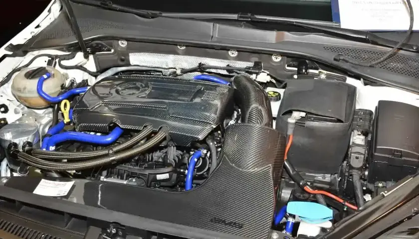 Silnik 1.8 TSI w Golfie z elementami z włókna węglowego. Wiele osób szuka o nim pozytywnych opinii.