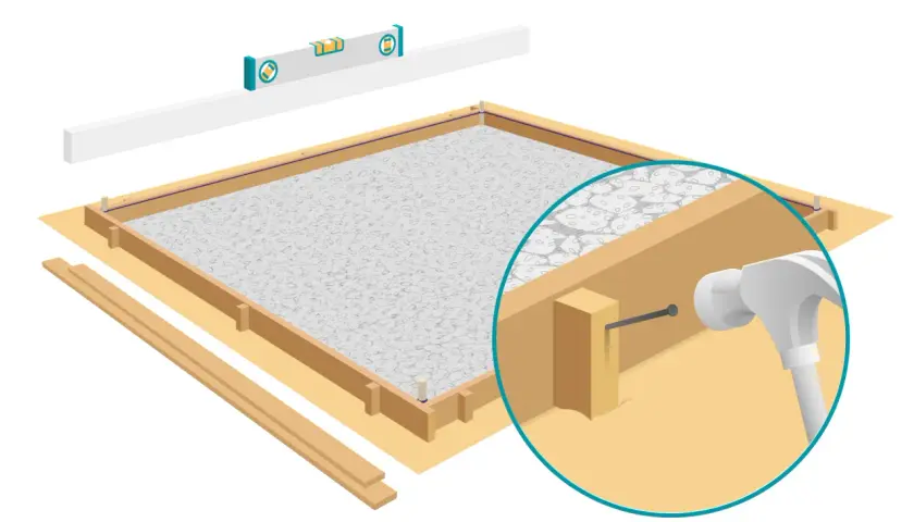 Ein Hammer befestigt die **Betonieren Schalung**. Eine Wasserwaage sorgt für den richtigen Winkel.