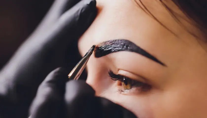 Ile kosztuje henna brwi? Poznaj ceny, rodzaje i wybierz idealną