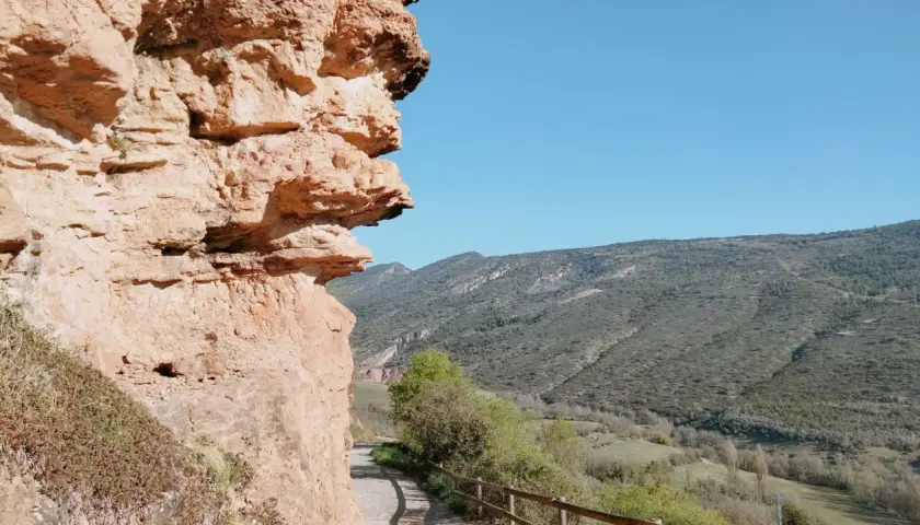 Sendero rocoso con vistas a montañas verdes, ideal para excursiones cerca de Tremp.