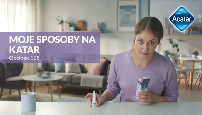 Kobieta prezentuje spray do nosa Acatar, który pomaga na katar.