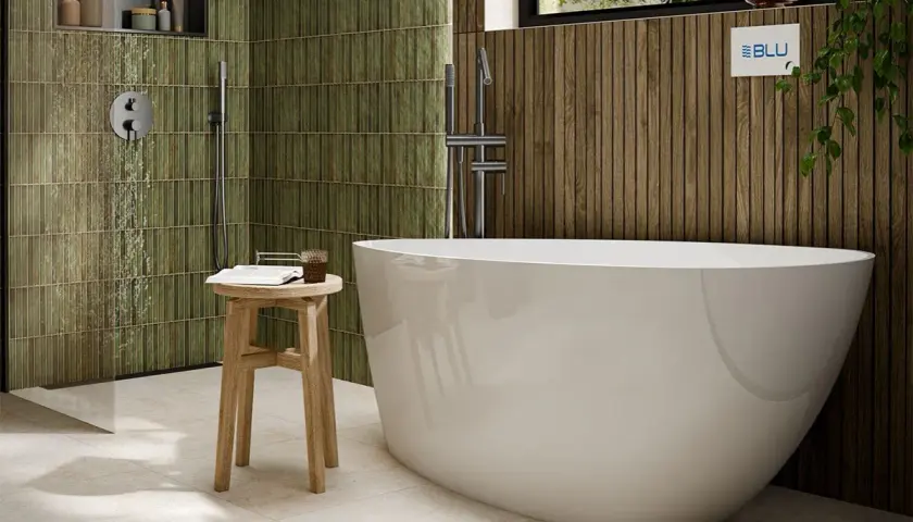 Nowoczesna łazienka z wolnostojącą wanną i zielonymi płytkami. Inspiracja, jak urządzić łazienkę w stylu spa.