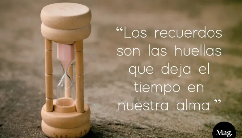 Reloj de arena de madera junto a frases de añoranza: "Los recuerdos son las huellas que deja el tiempo en nuestra alma.