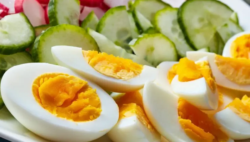 Jajka na twardo z ogórkiem i rzodkiewką – idealne na dietę jajeczną, która daje widoczne efekty.