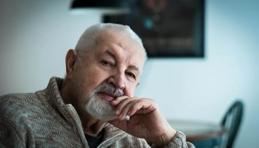 Portret starszego mężczyzny z siwą brodą i włosami, w swetrze. Może to być Janusz Majewski, twórca wielu niezapomnianych filmów.