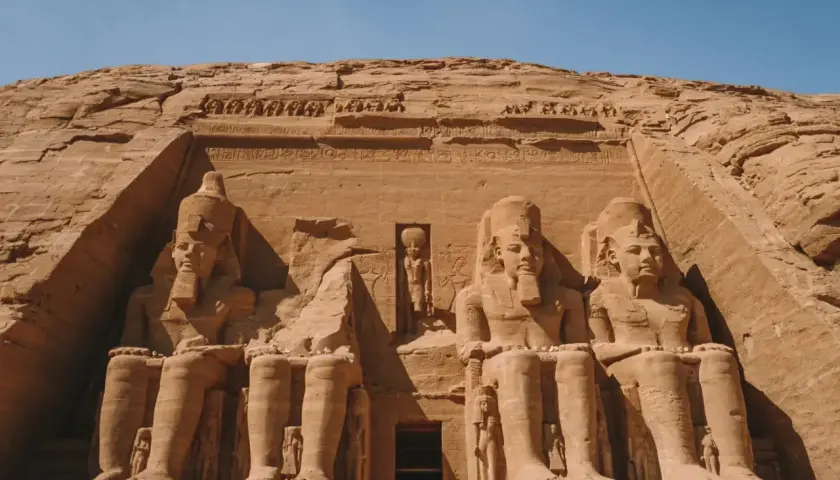 Gigantescas estatuas de Ramsés II talladas en la roca, una maravilla que ver en Egipto.