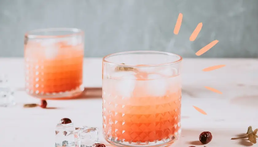 Erfrischender Roséwein-Cocktail mit Eis und Beeren. Perfekt zum Rosé wein mischen an einem warmen Tag.
