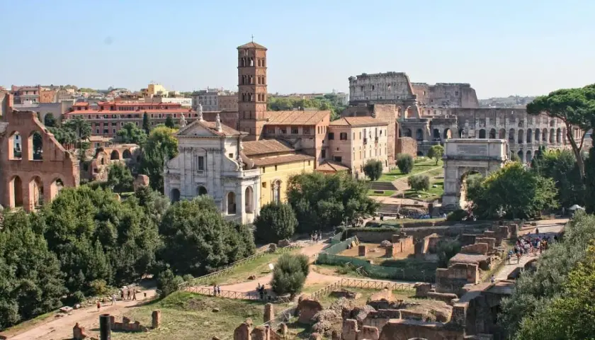 Vista panoramica del Foro Romano con il Colosseo sullo sfondo. Un biglietto settimanale per esplorare questo sito storico.