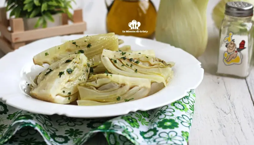 Finocchi al vapore, teneri e profumati, conditi con erbe fresche. Un contorno leggero e gustoso.