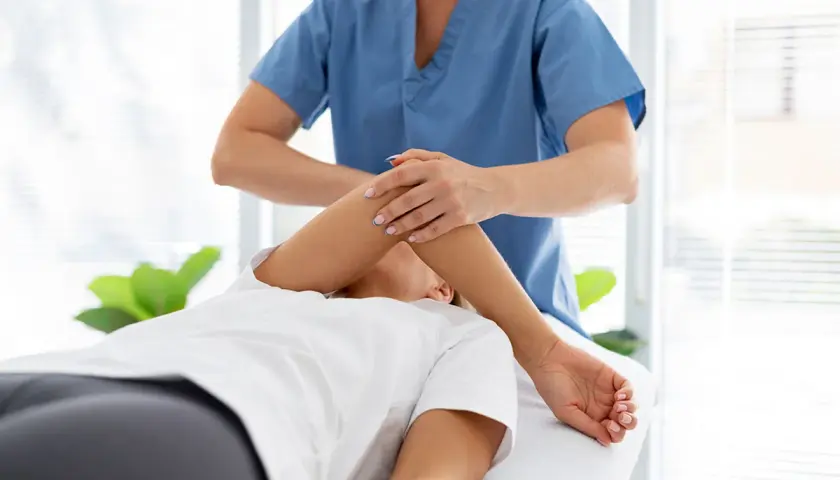 Profesional realiza masoterapia que es una terapia manual para aliviar tensiones y mejorar la circulación.