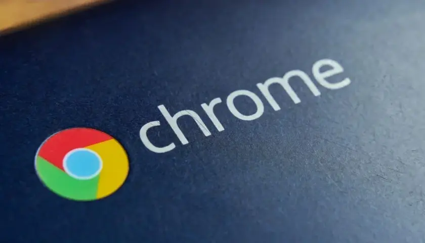 Logo Chrome z napisem "chrome" na ciemnym tle. Idealne do instalacji ChromeOS Flex na starszym sprzęcie.