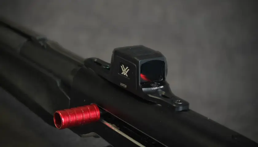 Kolimator Vortex Viper zamontowany na broni śrutowej, gotowy do precyzyjnego strzału.