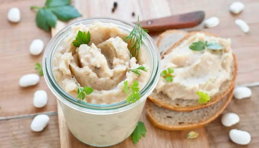 Smalec z fasoli w słoiku, podany z chlebem. Pyszna, wegetariańska pasta na kanapki.