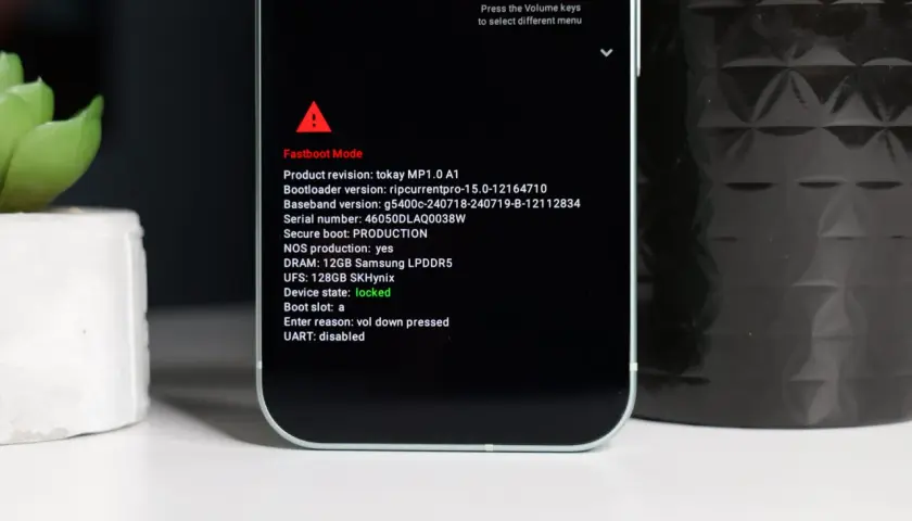 Ekran telefonu w trybie **fastboot** z informacjami o wersji oprogramowania, numerze seryjnym i stanie urządzenia.