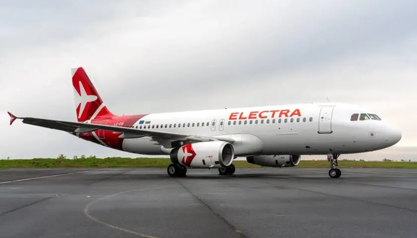 Samolot Electra Airways na płycie lotniska. Czekam na mój bagaż po podróży.