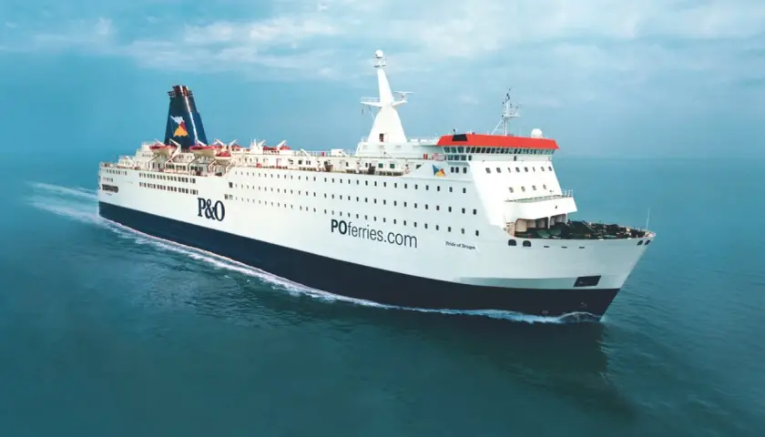 Prom P&O "Pride of Bruges" płynie po morzu. Zastanawiasz się, ile kosztuje prom do Anglii? Sprawdź ceny na P&Oferries.com.