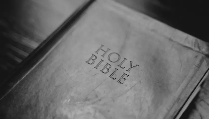 Stara Biblia, jak ta, którą czytał Samuel, leży otwarta.