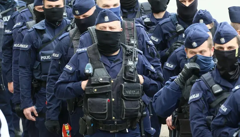 Policja w Twoim domu? Sprawdź, kiedy może wejść i jakie masz prawa