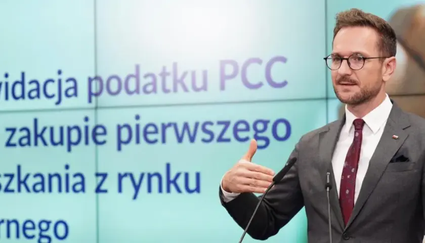 Likwidacja podatku PCC przy zakupie pierwszego mieszkania z rynku wtórnego. Mężczyzna w garniturze przemawia.