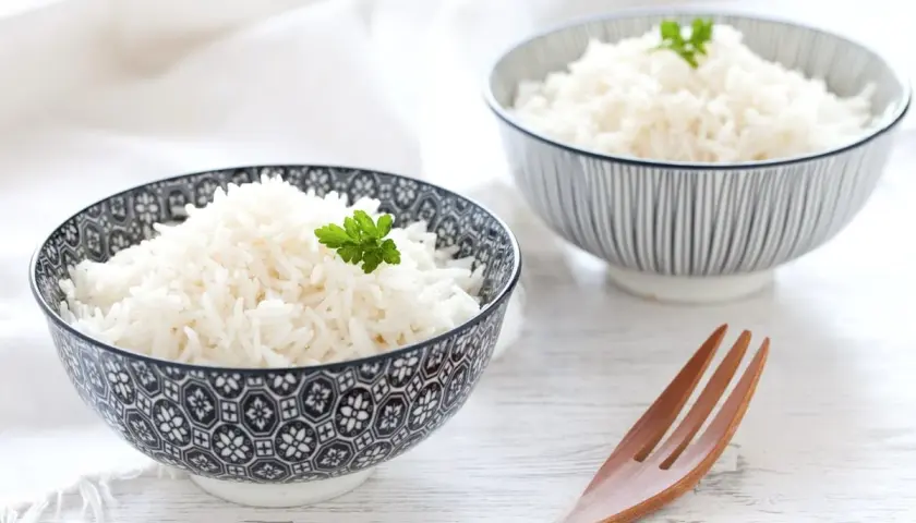 Due ciotole di riso pilaf profumato, guarnite con prezzemolo fresco, pronte per essere gustate.