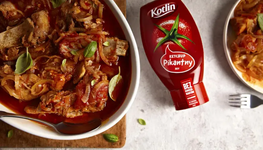 Pikantne żeberka pieczone w sosie pomidorowym z cebulą, idealne do podania z ketchupem Kotlin.