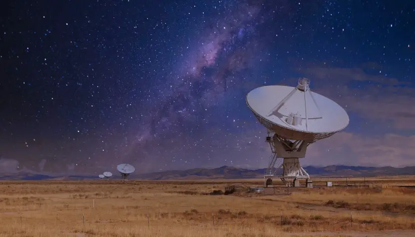 Anteny radioteleskopów pod rozgwieżdżonym niebem. Czy w kosmosie jest dźwięk? Te anteny nasłuchują.