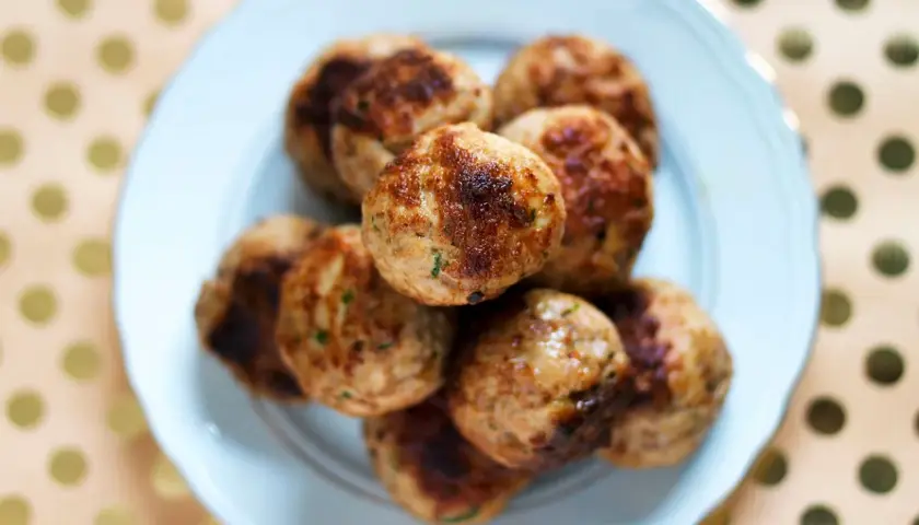 Un piatto di polpette senza uova, dorate e succulente, pronte per essere gustate.