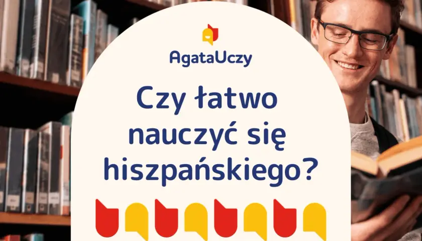 Uśmiechnięty mężczyzna w okularach czyta książkę na tle regałów. Nad nim napis: "Czy łatwo nauczyć się hiszpańskiego?".