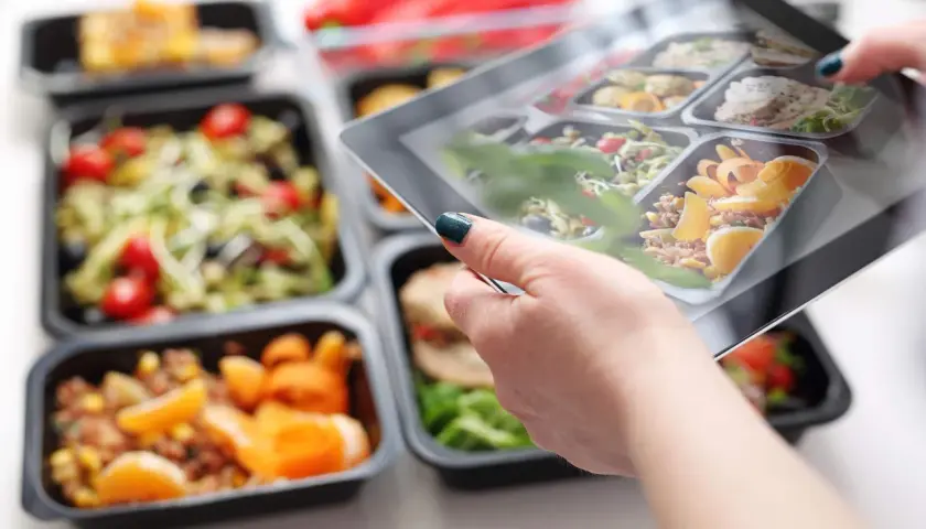 Catering dietetyczny co to - poznaj zalety i jak działa ta usługa