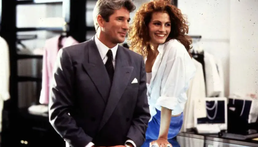 Elegancki mężczyzna i uśmiechnięta, **pretty woman 2** w sklepie.