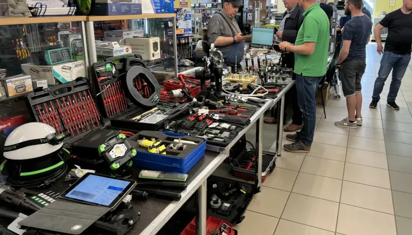 W mega hurtowni materiałów elektrycznych Tarnów prezentacja narzędzi. Widać zestawy kluczy, mierniki, latarki i inne akcesoria.