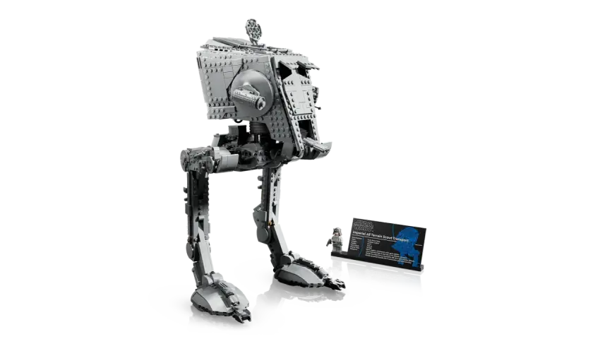 Ein detailgetreues AT-ST Lego-Modell steht auf schwarzem Hintergrund. Daneben eine kleine Info-Tafel mit einem Minifiguren-Piloten.