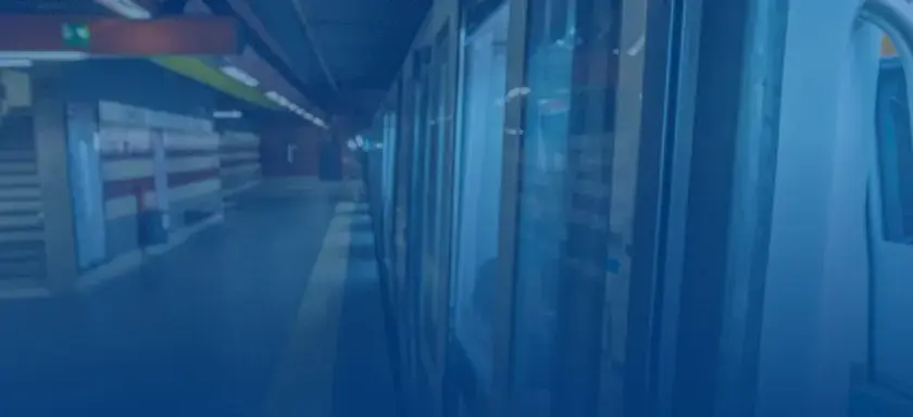 Stazione della metropolitana di Roma, con un treno fermo e scale mobili sullo sfondo. Pronto per un viaggio con il mio rom u bahn ticket.