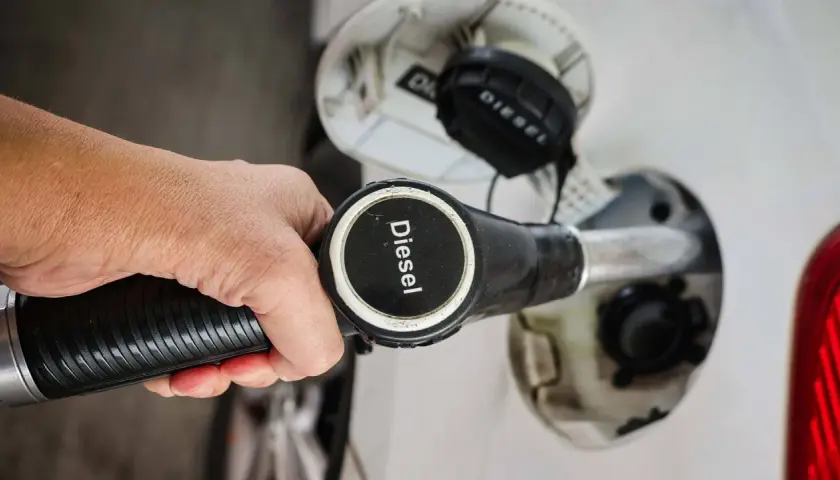 Tankdeckel mit "Diesel" Aufschrift. HVO-Diesel Nachteile sind hier noch kein Thema, nur das Betanken.